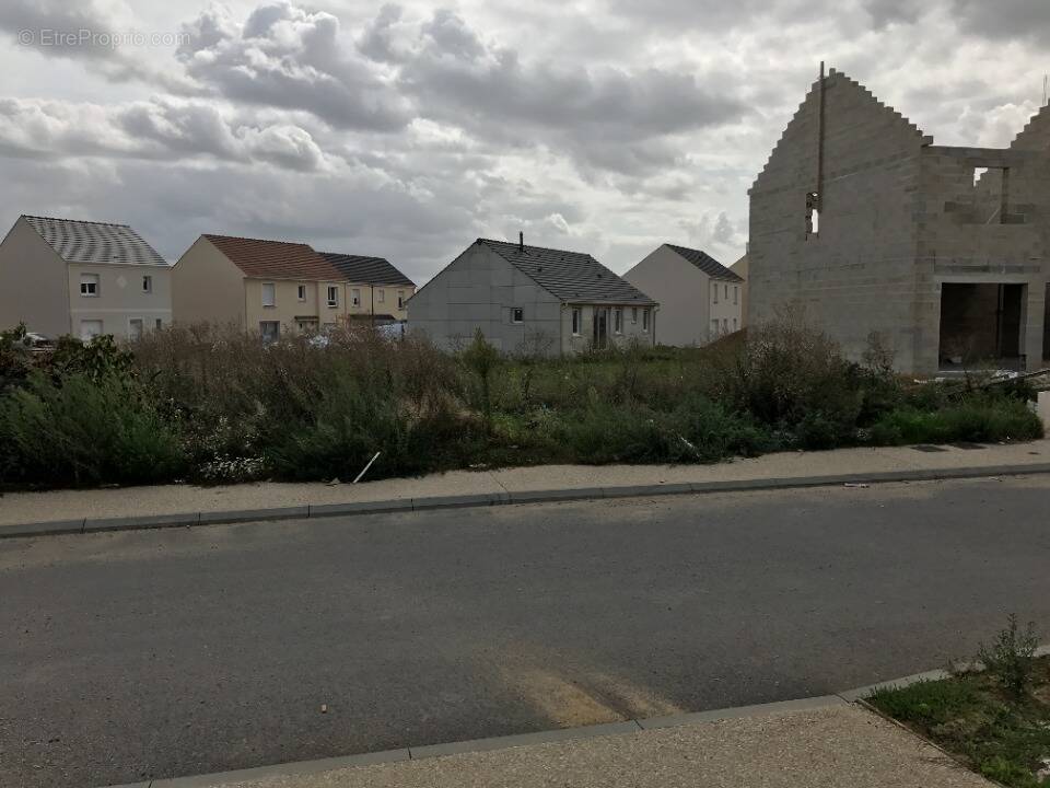 Terrain à NANTEUIL-LES-MEAUX