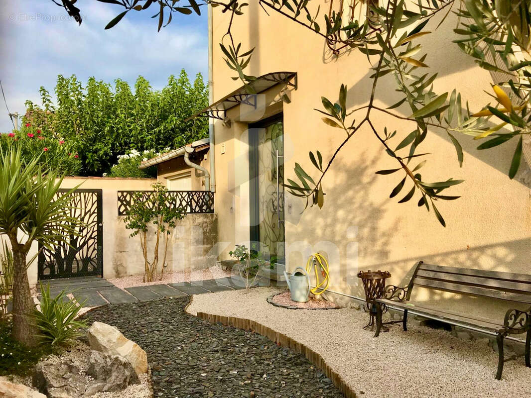 Maison à LAUDUN-L'ARDOISE