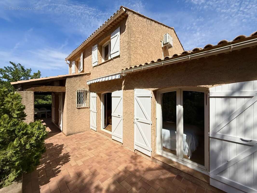Maison à CEYRESTE
