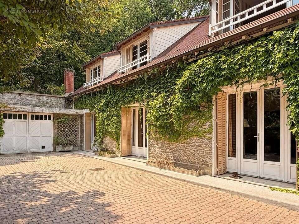 Maison 248 m² à Saint-Cyr-La-Riviere  - photo 3