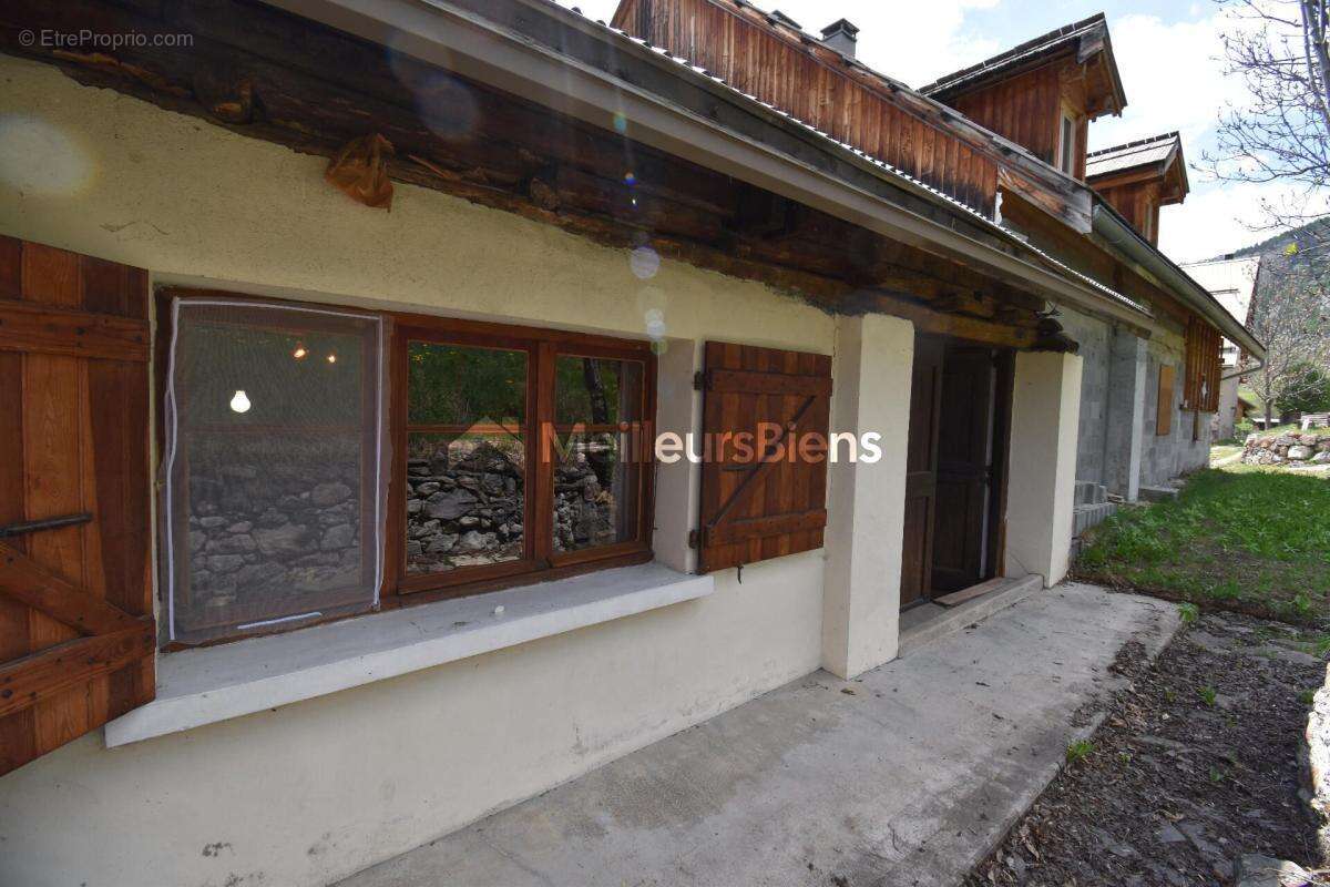 Maison de village, mitoyenne, à Névache, 140 m², 4 chambres, petit jardin, cave voûtée et cheminée - photo 12