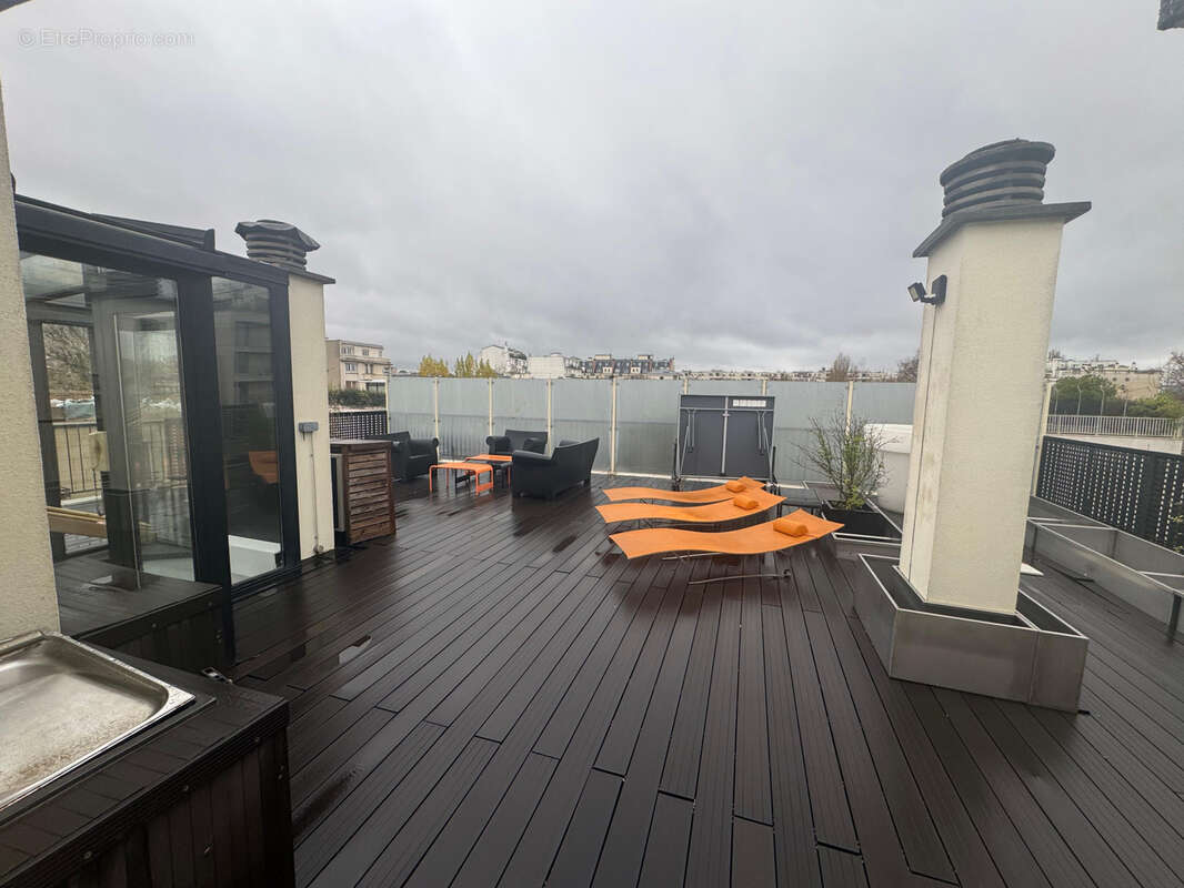 Appartement à NEUILLY-SUR-SEINE