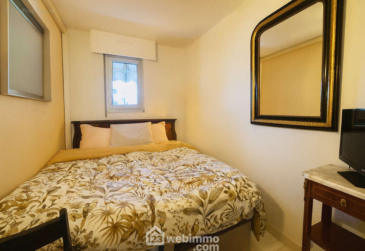 Chambre cosy avec fenêtre et rangements intégrés, idéale pour optimiser l?espace. - Appartement à SAINTE-MAXIME