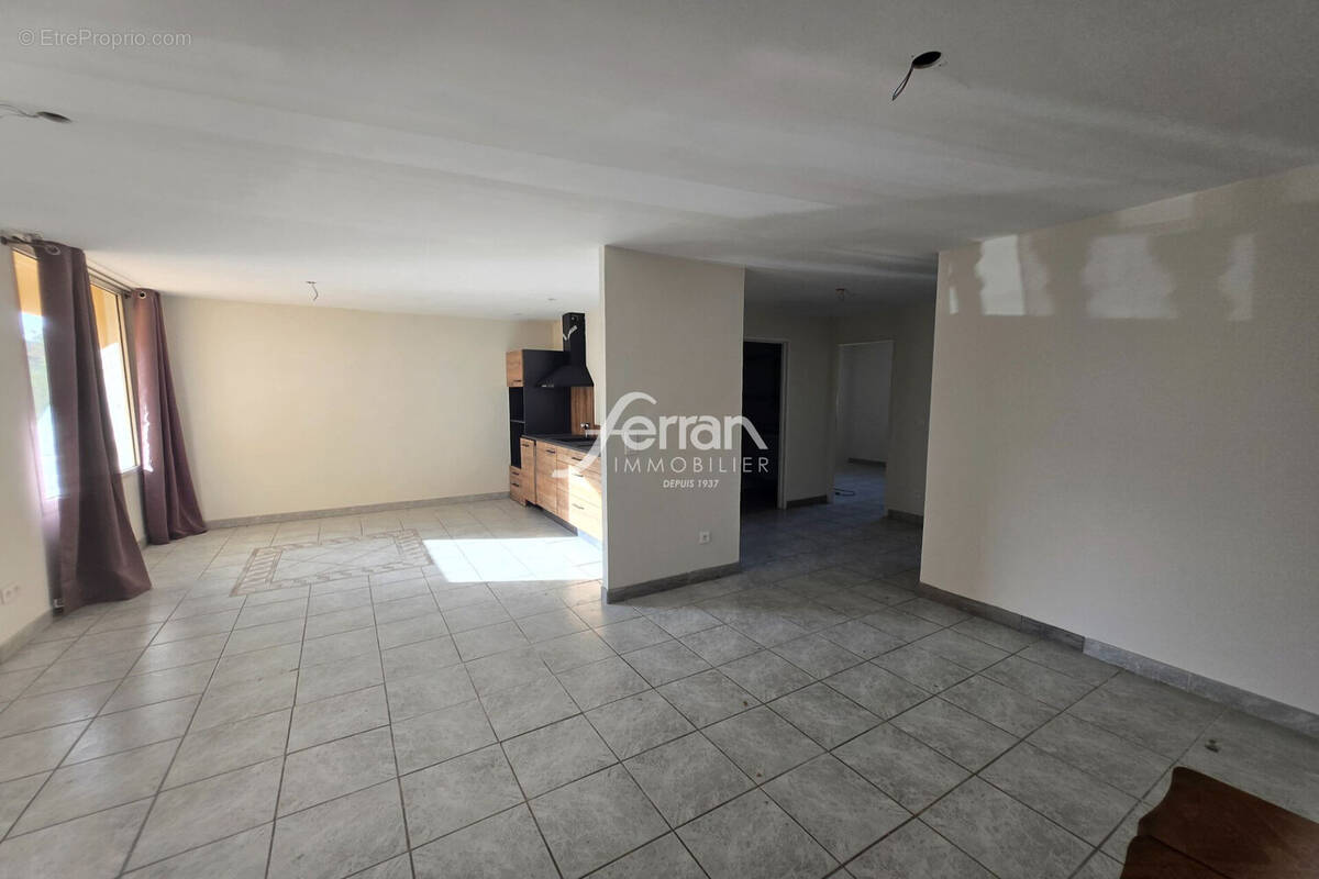 Appartement à SALERNES