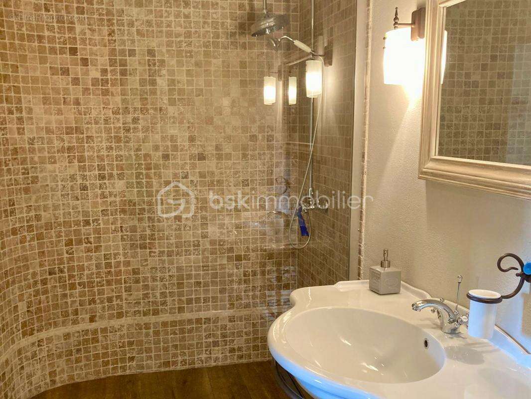 Maison à LUSSAS-ET-NONTRONNEAU