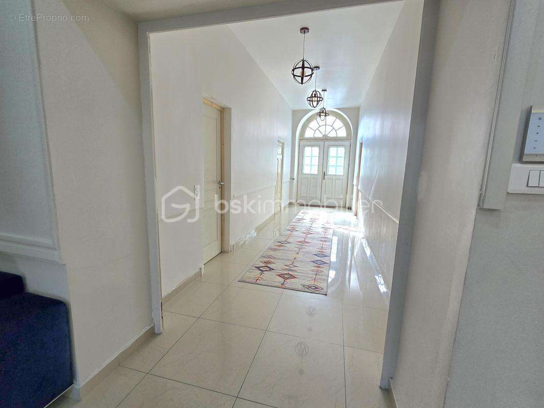 Maison de 232 m² avec dépendances, jardin clos et volumes rares – Randan (63) - photo 3