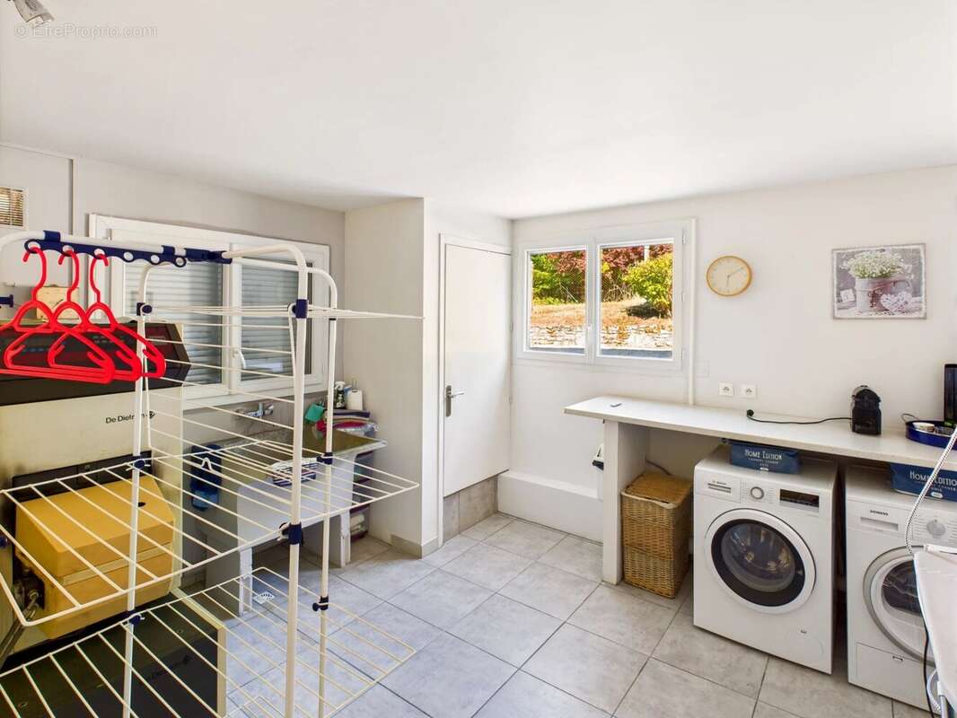 Propriété de luxe de quatre chambres avec grand jardin et piscine, à quelques pas de la ville - photo 35