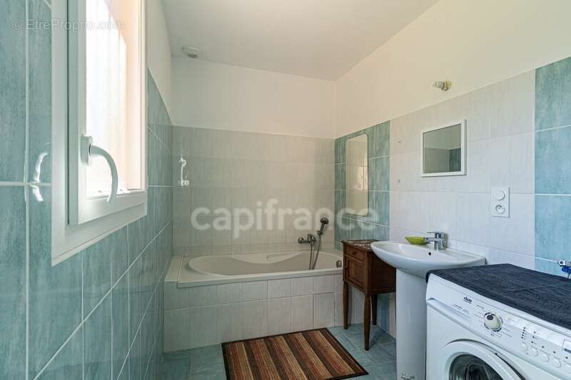 Maison à NOTRE-DAME-DE-SANILHAC