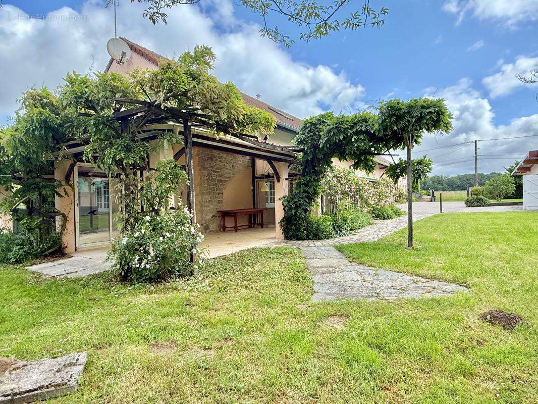 LONGERE DE CARACTERE de 500m² , 5000m² de terrain - photo 3