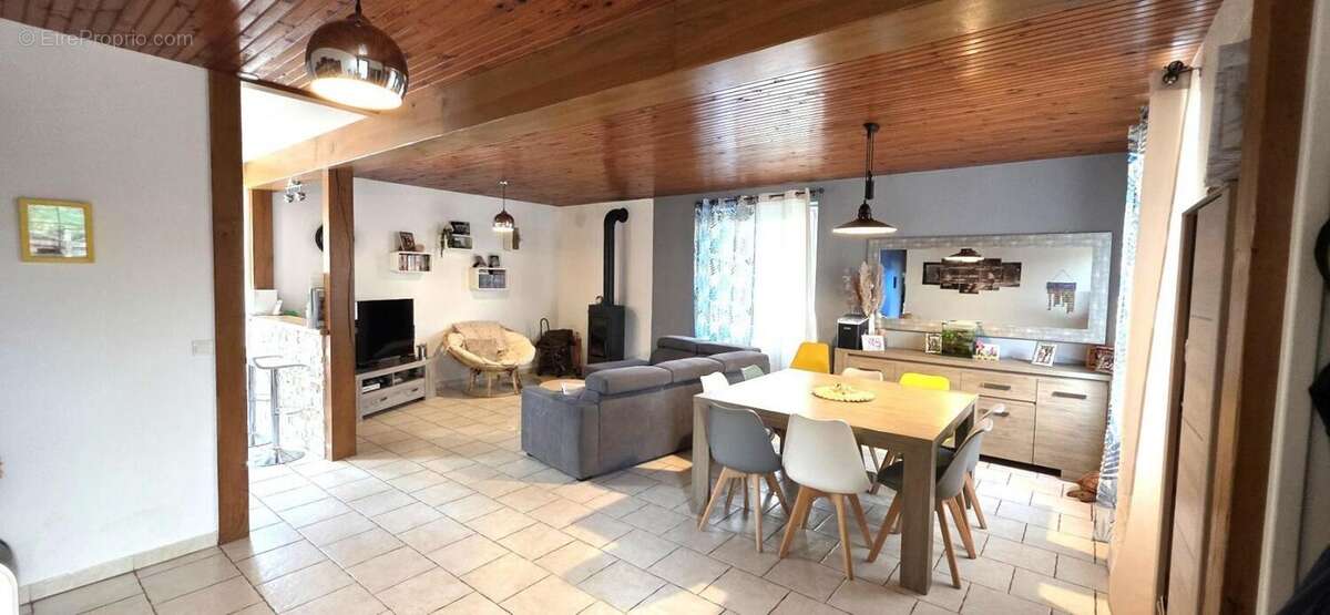 Maison à SAINT-HILAIRE-SUR-BENAIZE