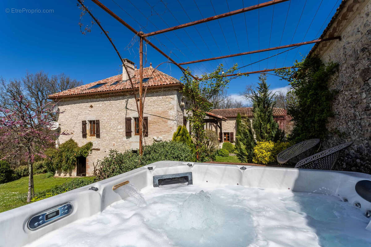 Maison de campagne avec piscine, dépendances, grange, terrain. - photo 29