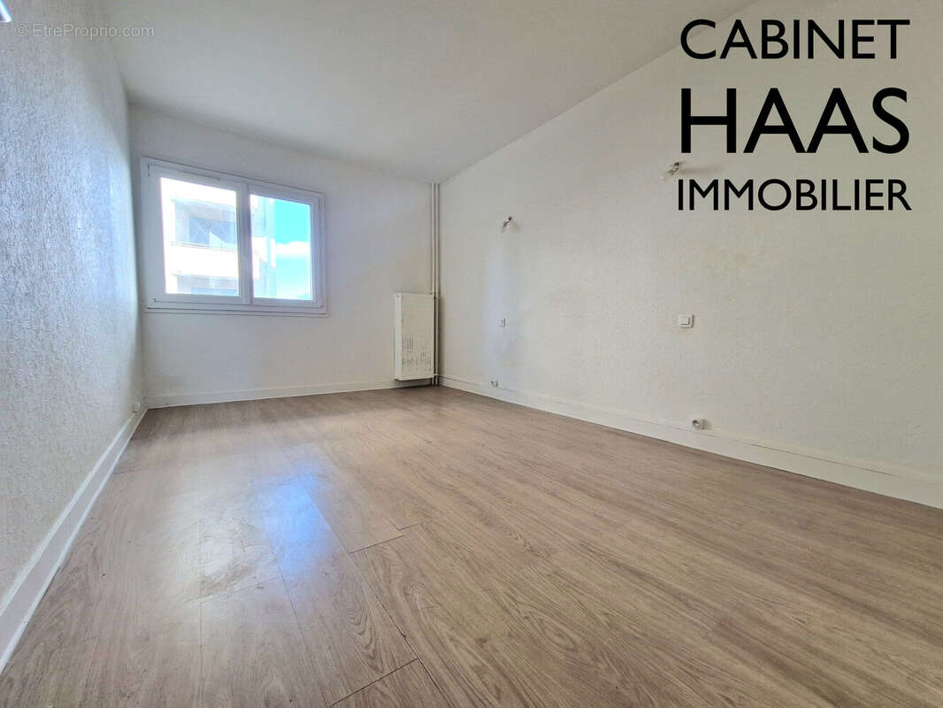 Chambre 1 - Appartement à IVRY-SUR-SEINE