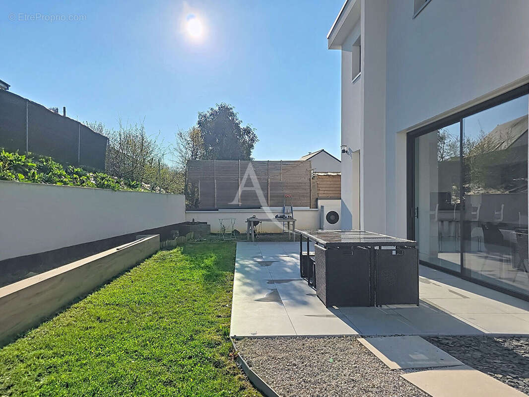 Maison à MONTREUIL-JUIGNE