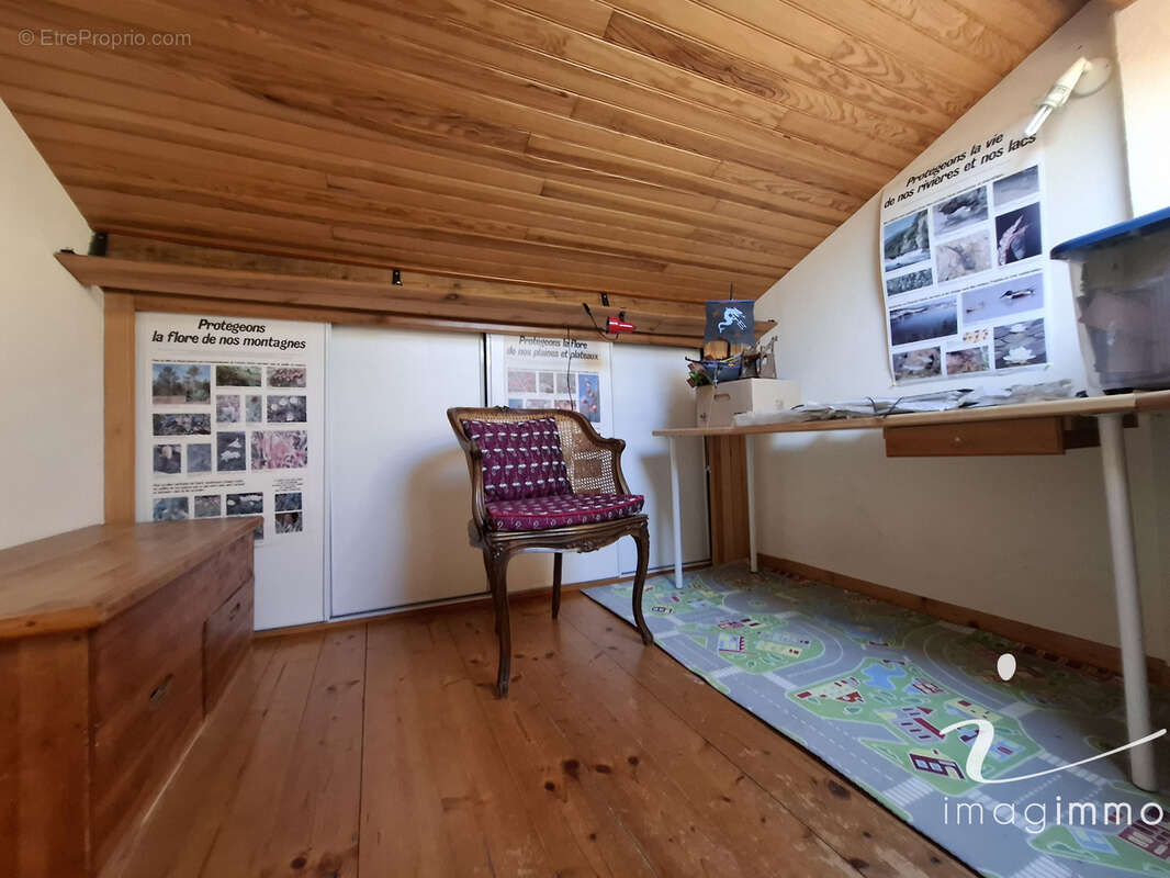 Au calme, découvrez cette villa pleine de charme avec 4 chambres sur une parcelle de plus de 600 m2 dans un éc - photo 13