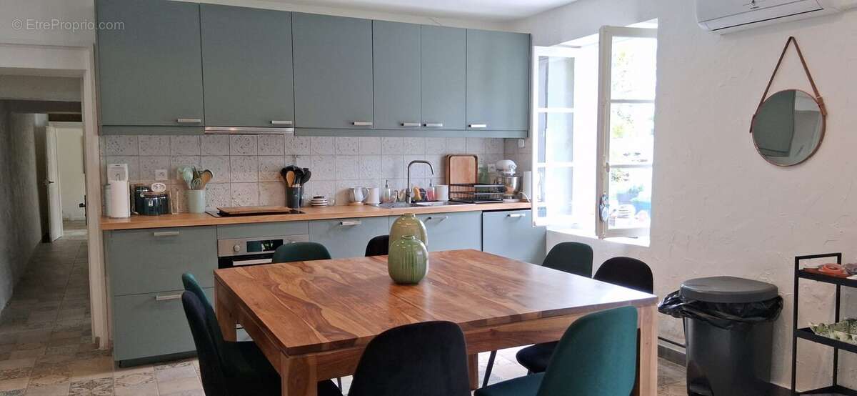 Cuisine ouverte aménagée et équipée  accès rapide A13, cadre paisible à 1h de Paris - Maison à CAILLY-SUR-EURE