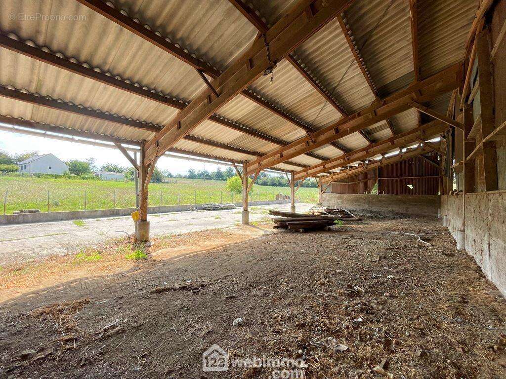 La seconde partie de la grange est composée de 2 espaces semi ouverts... - Maison à SOULAINES-SUR-AUBANCE