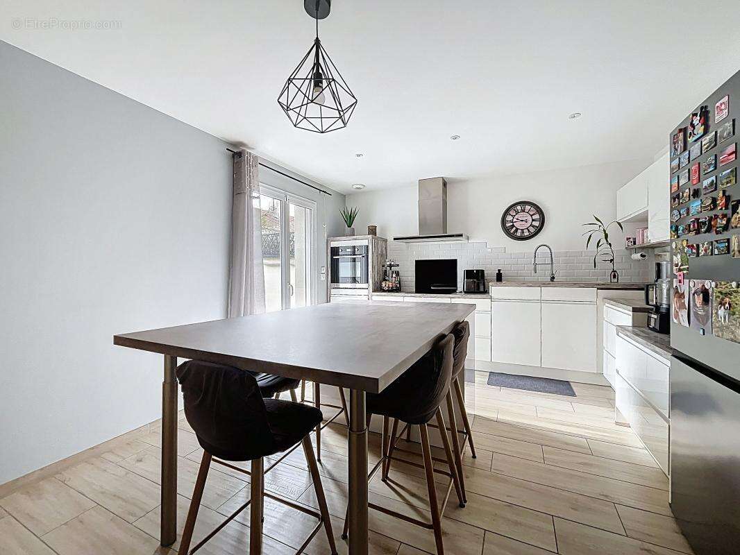 Maison à CHATEAUNEUF-SUR-ISERE