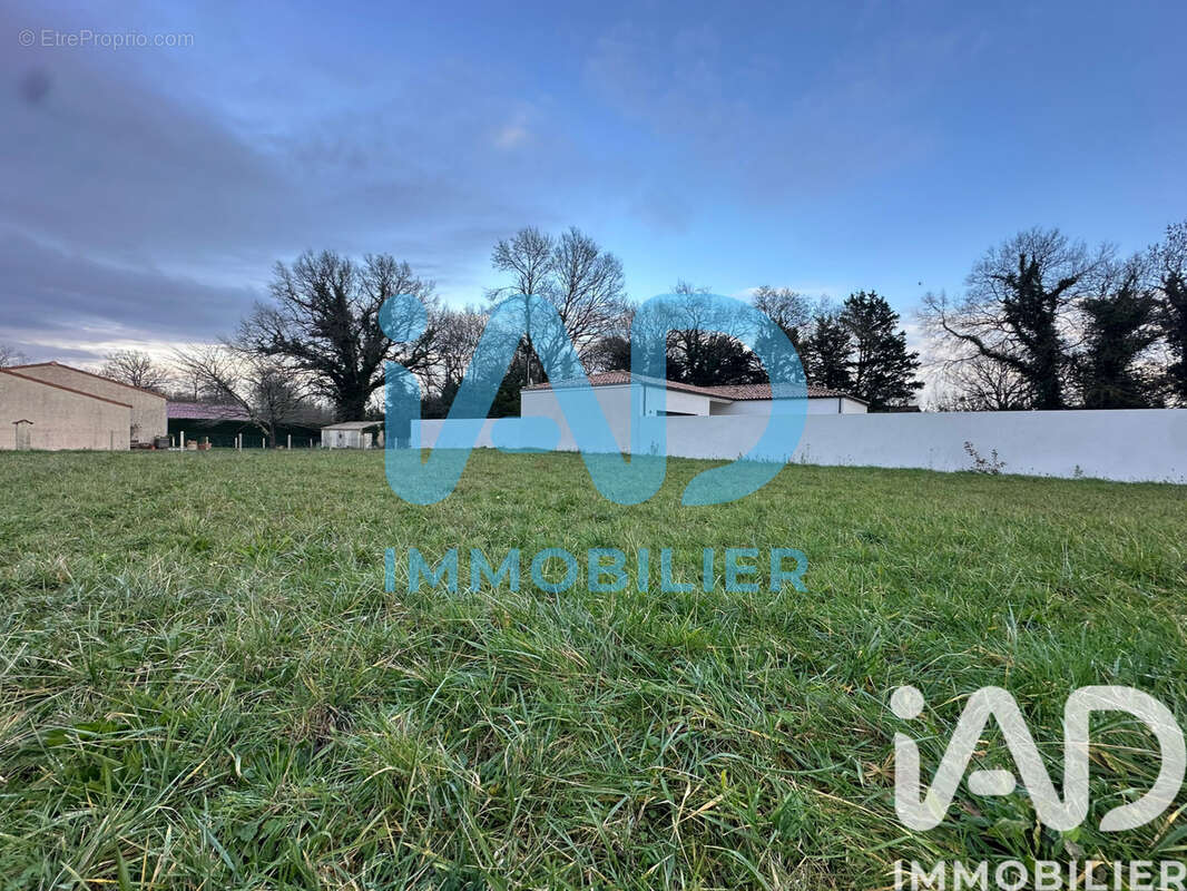 Photo 3 - Terrain à LE CHAY