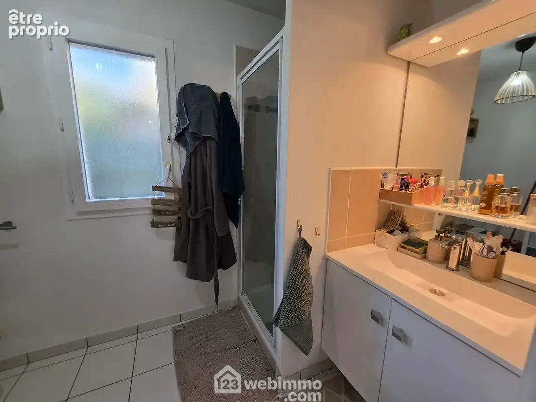 Et une salle d'eau avec WC