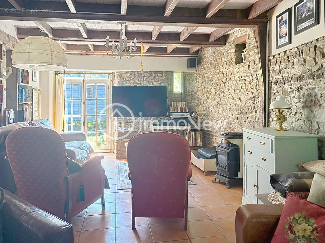 Belle maison de pierre de 1834 de 200 m2  sur un terrain de 3552 m2 sans vis a vis - photo 3
