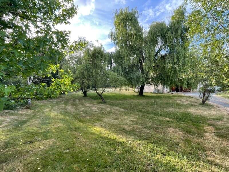 Maison de caractère en pierre, dépendances, accès rivière, 199500€ ! - photo 2
