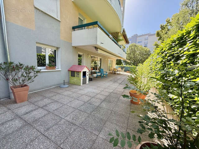Ferney voltaire, t4 132m2 hab. + 122m2 terrasse + garage + cave + pk - photo 4