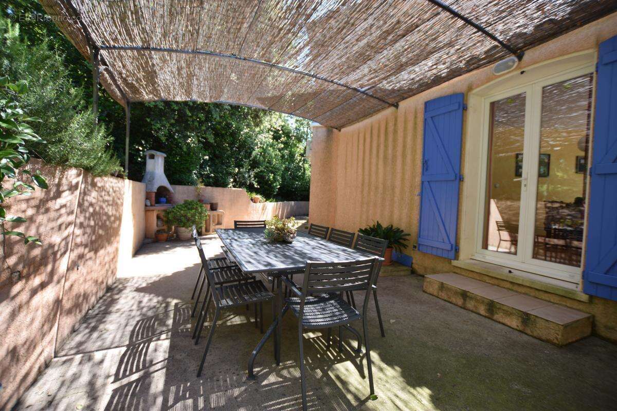 Maison À Vendre - 3 chambres de plain-pied avec piscine, garage et stationnement - photo 7