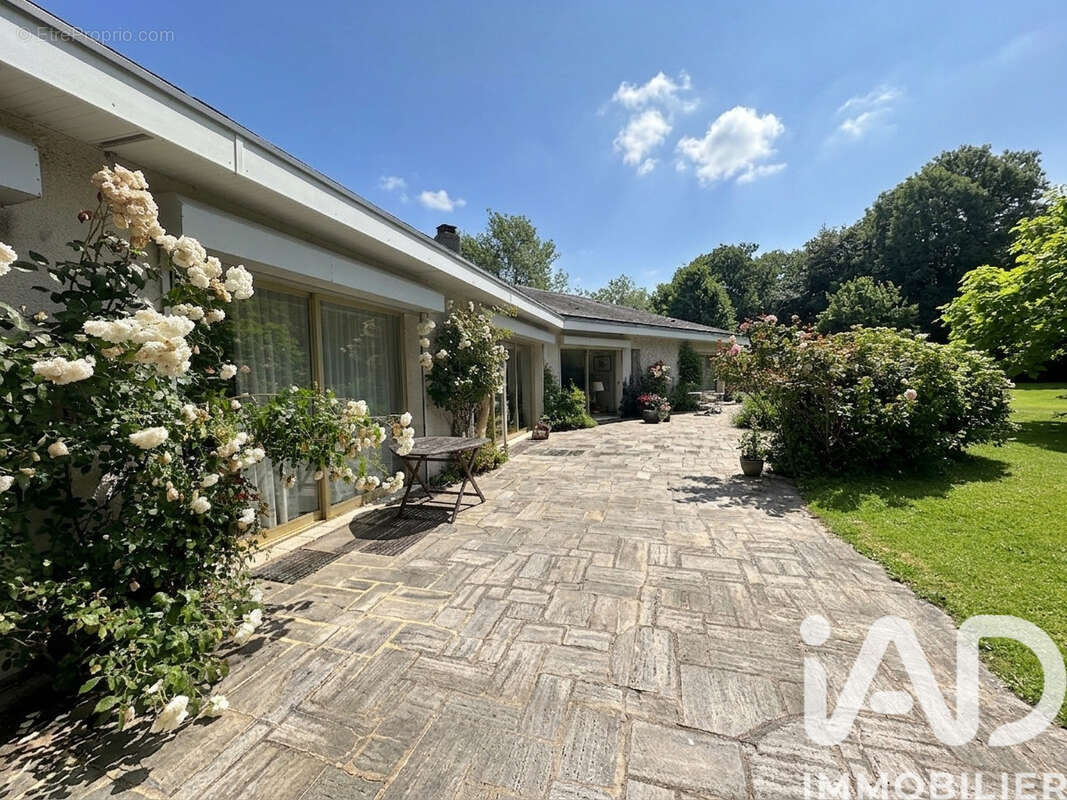 Maison 243 m² à Saint-Martin-Du-Manoir  - photo 2
