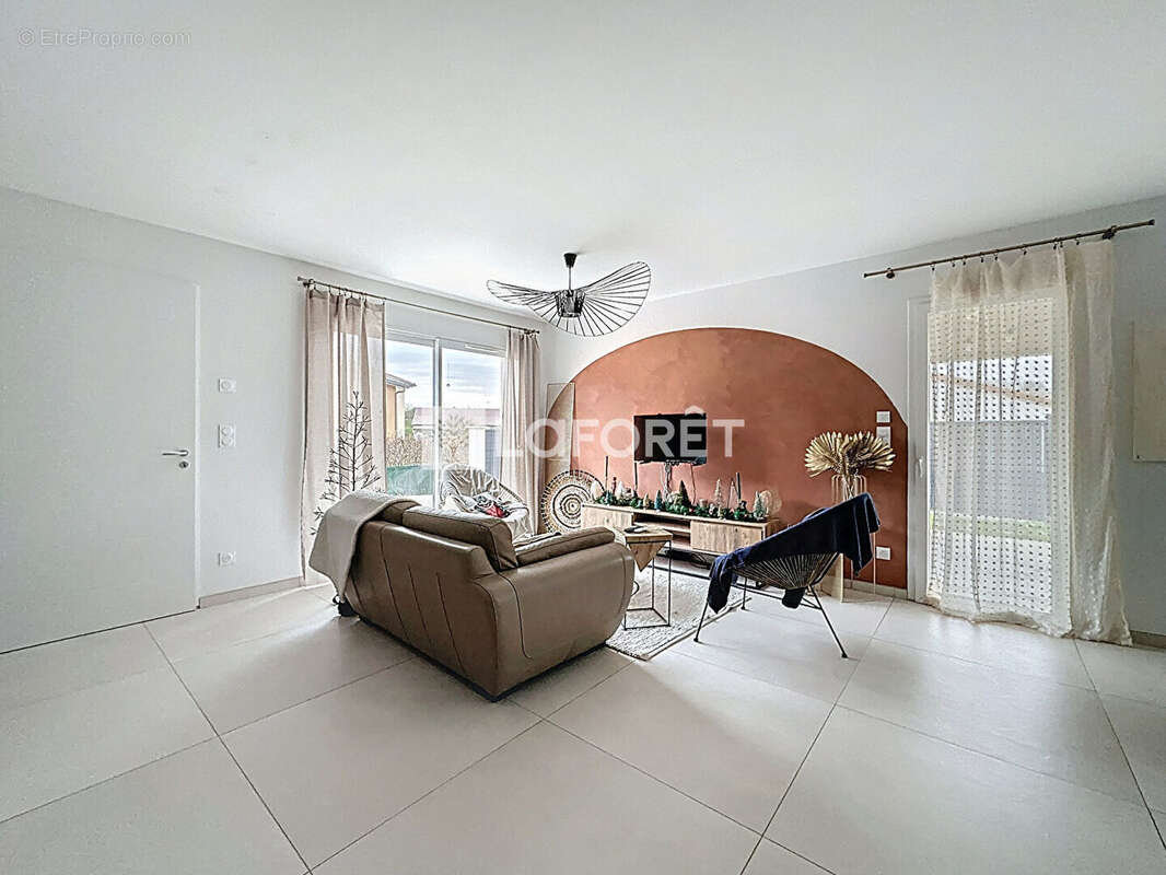 Maison à CHANOZ-CHATENAY