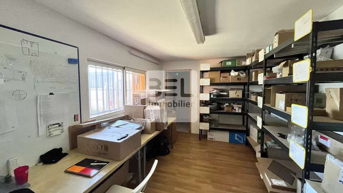 Commerce à LAUDUN-L&#039;ARDOISE