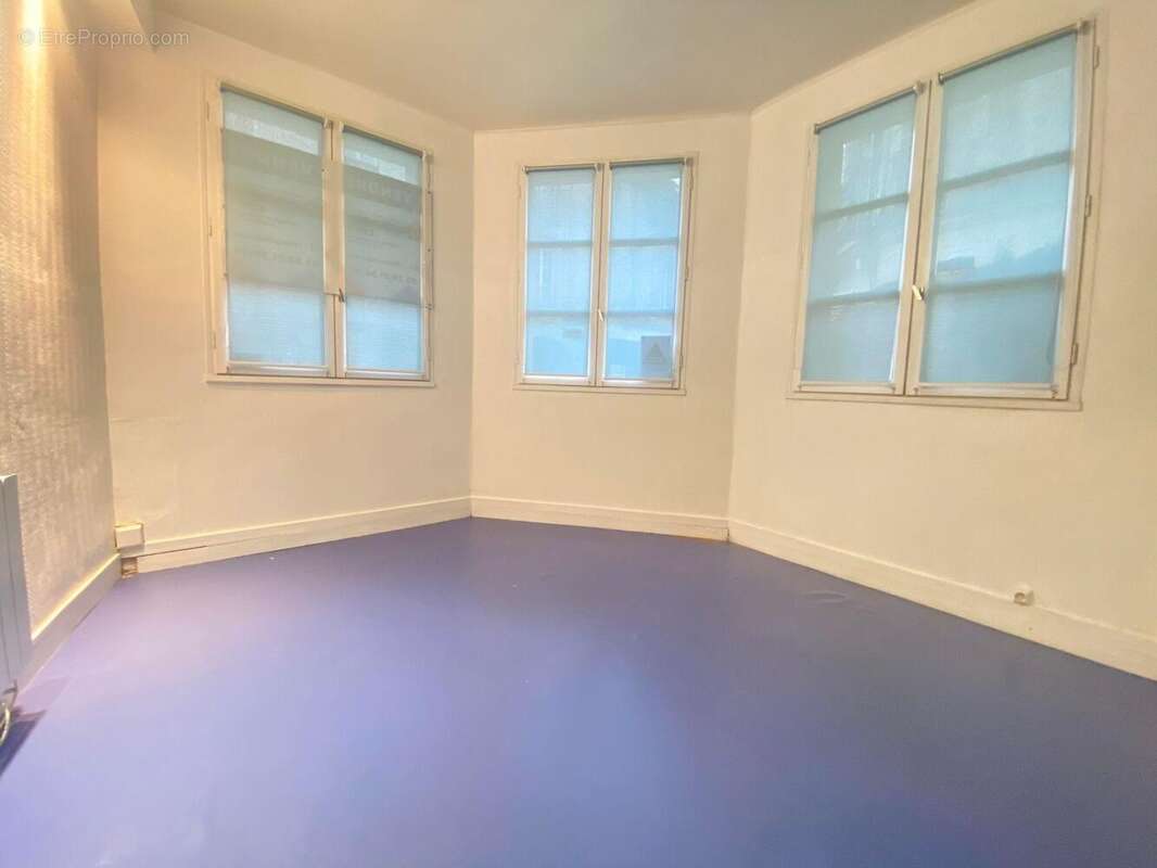 En rez-de-chaussée, un bureau de 13 m²