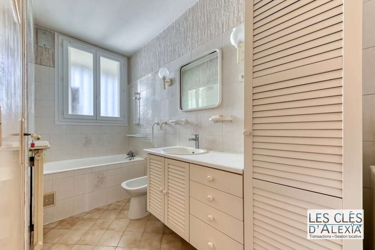 T4 traversant quartier PASTEUR, 75,83 m² / Loggia fermée / Balcon / Parking collectif - photo 13