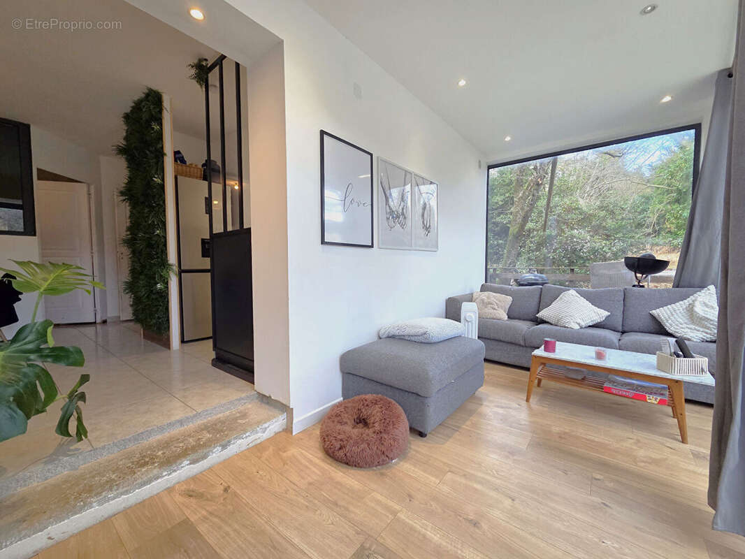 Appartement à SOLLIES-TOUCAS