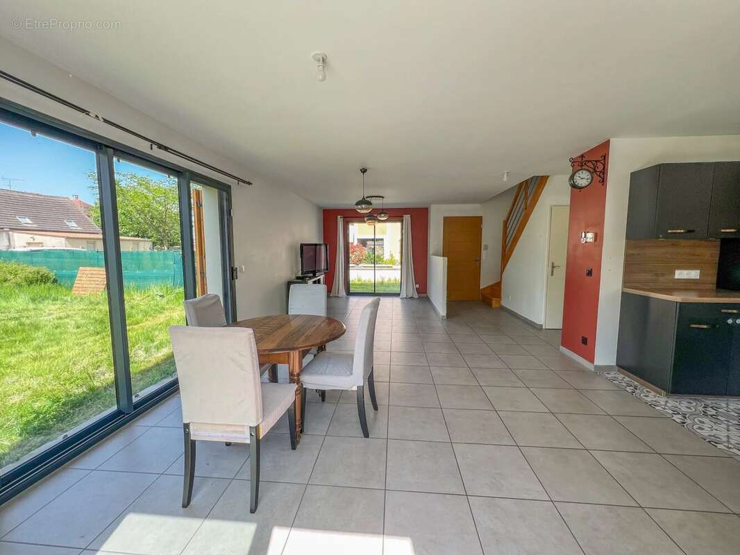 Maison à LE MESNIL-SAINT-DENIS