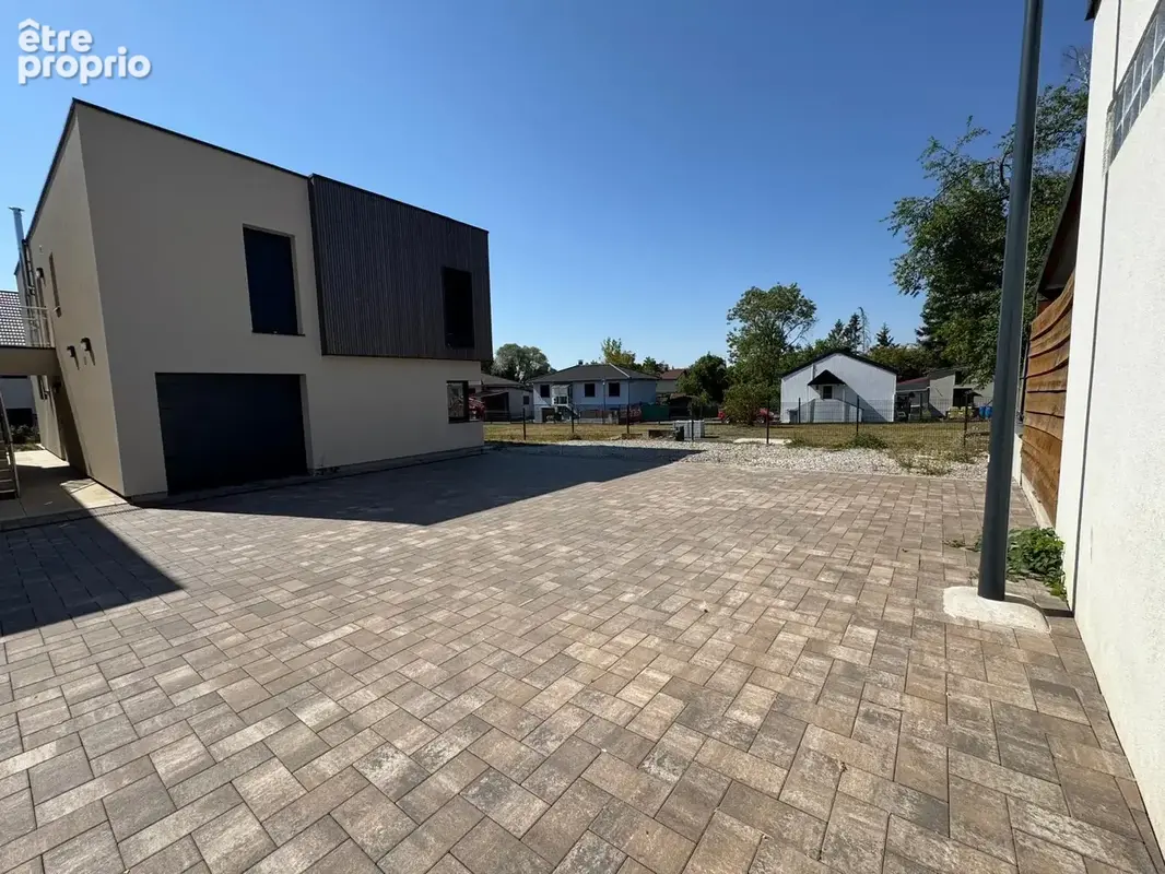 Appartement neuf en rez-de-chaussée avec terrasse de 20 m2 et jardin privatif de 130 m2 + garage + parking. - photo 4