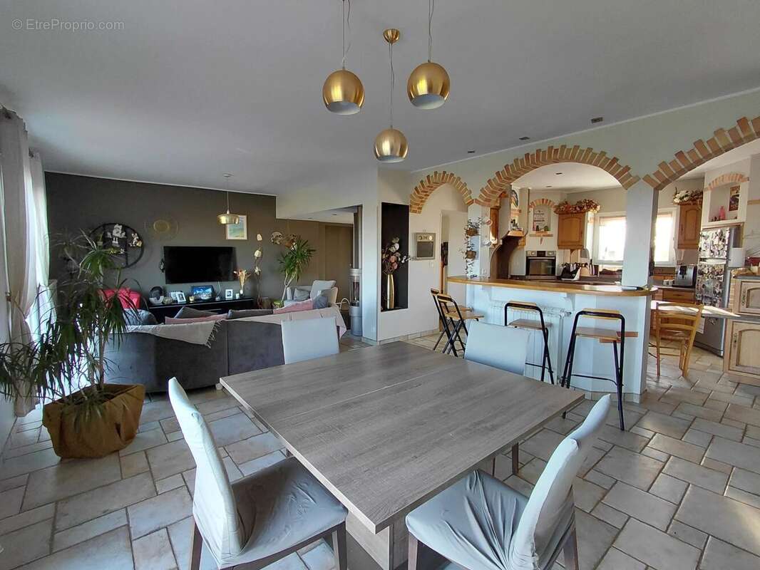 Maison à MIRANDOL-BOURGNOUNAC