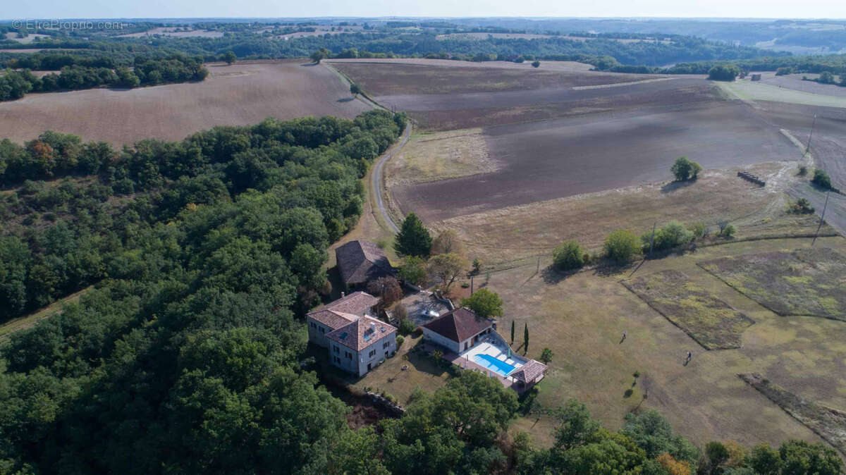 Maison de campagne avec piscine, dépendances, grange, terrain. - photo 32