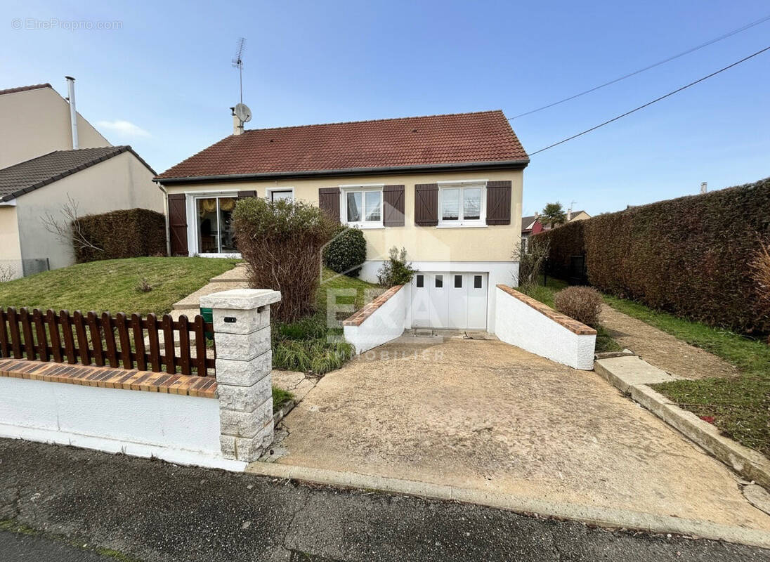 Maison à NEUVILLE-SUR-SARTHE