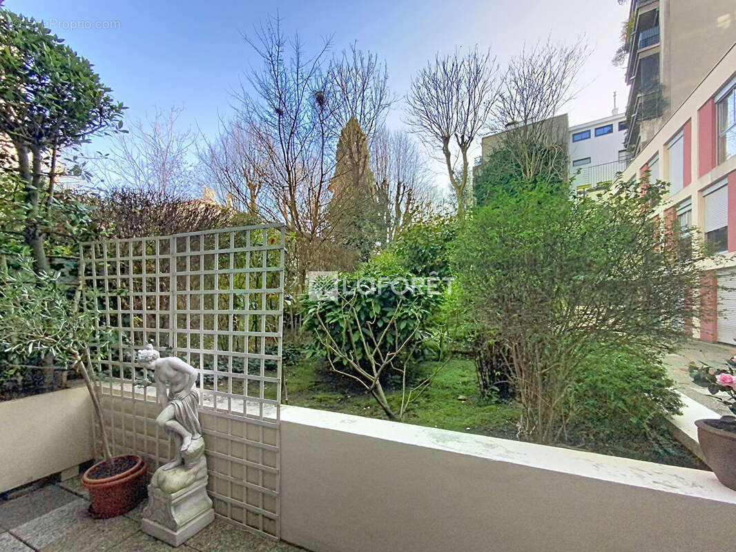 Appartement à PARIS-16E