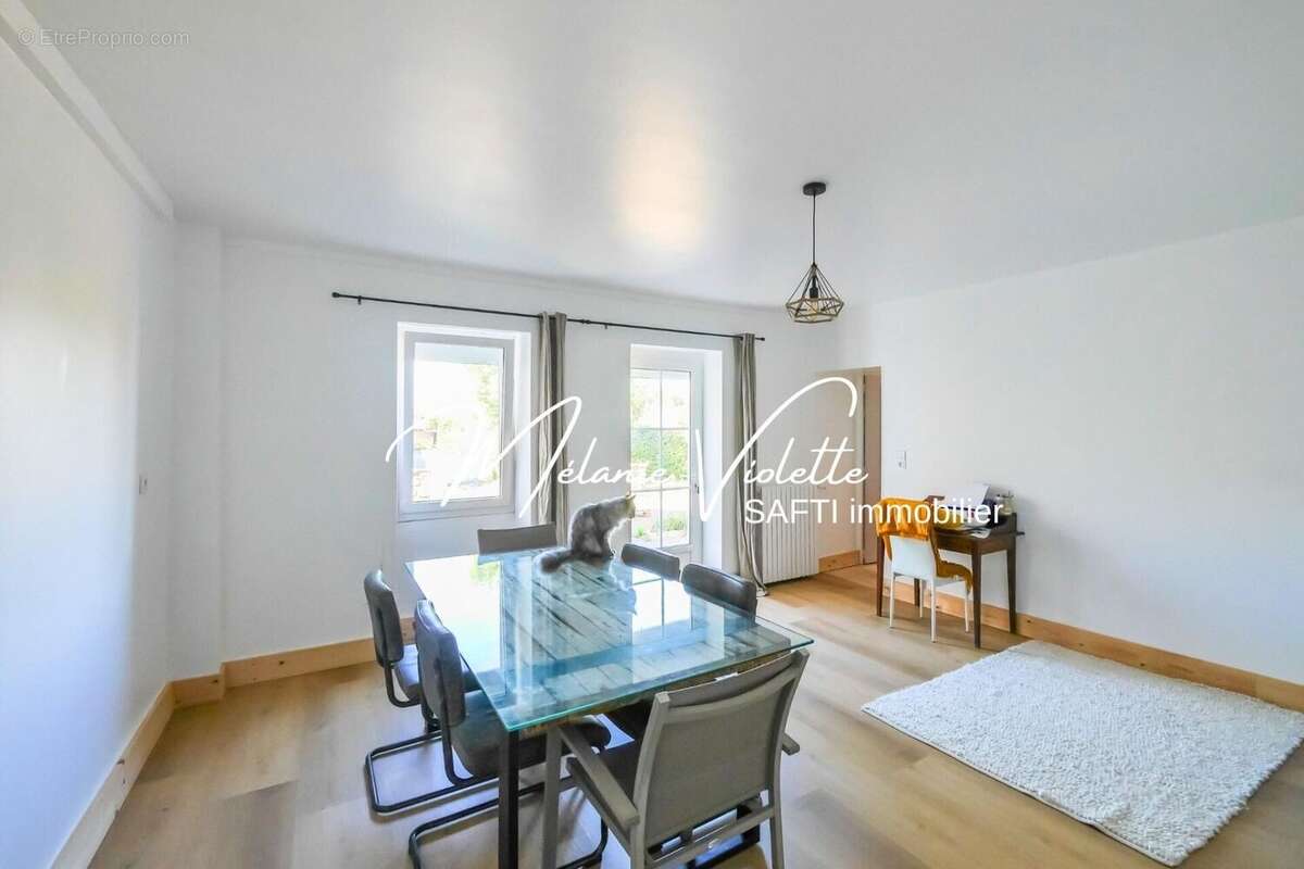 Maison 222 m² à Les Magnils-Reigniers  - photo 2