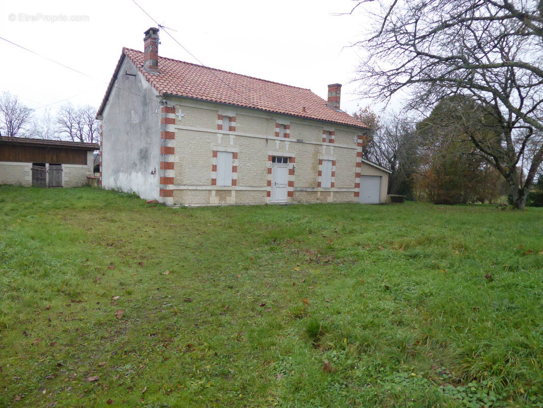 Maison à LES ESSARDS