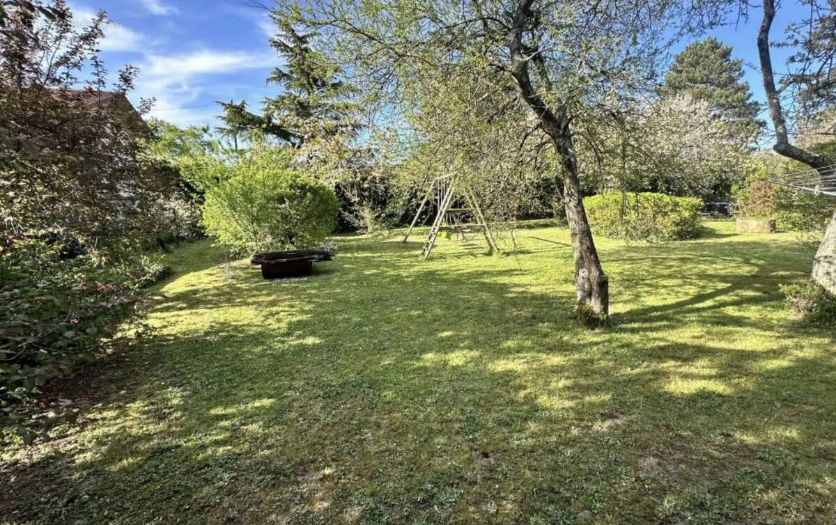 Terrain à SAINT-ROMAIN-DE-JALIONAS
