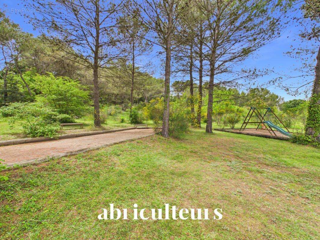 Prestigieuse maison T8 de 233m² sur un terrain de 6700m² avec piscine à Rognes 13840 - photo 5