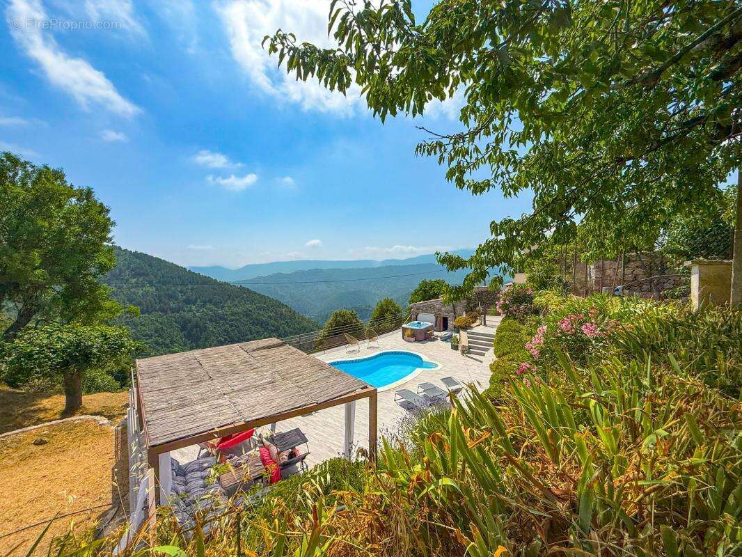 Bâtisse de 180,30 m², 3 appartements + Terrain 34 443 m² - photo 4