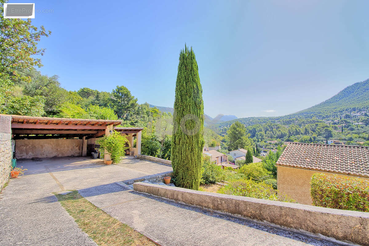 Le Revest les Eaux, grande maison de 160m2 sur 2211m2 de terrain - photo 4