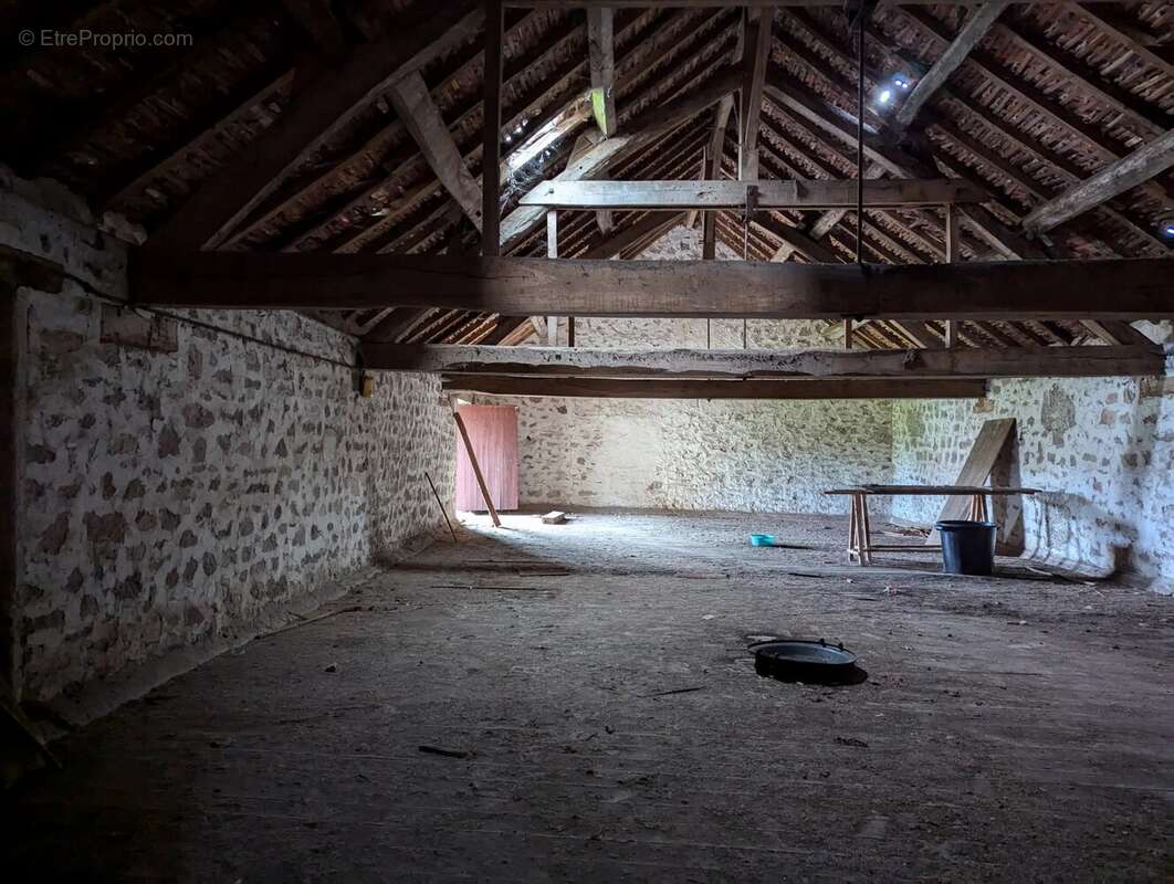 Appartement à LUSSAC-LES-EGLISES