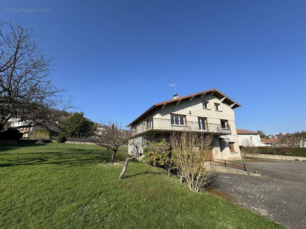 Appartement à SAINT-PRIEST-EN-JAREZ