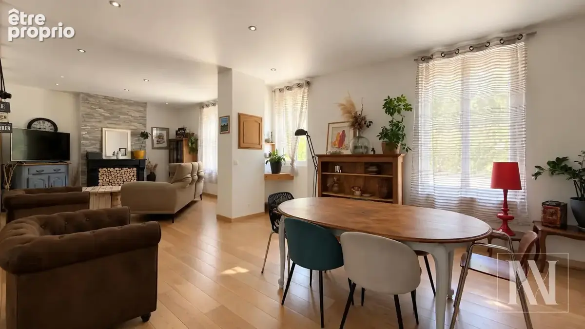 À vendre à Saint-Lyé, maison ancienne de caractère de 125 m2 avec terrain de 790 m2. - photo 2