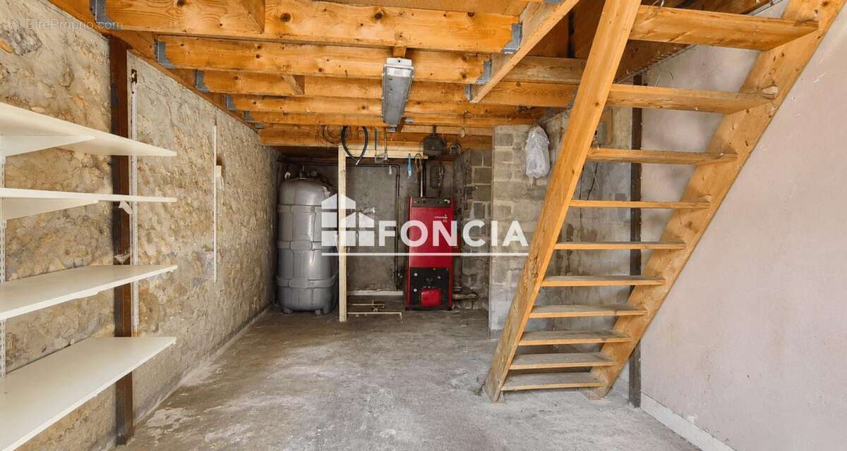 Maison ancienne avec garage, terrasse et beau potentiel d’évolution – Secteur Coincy - photo 10