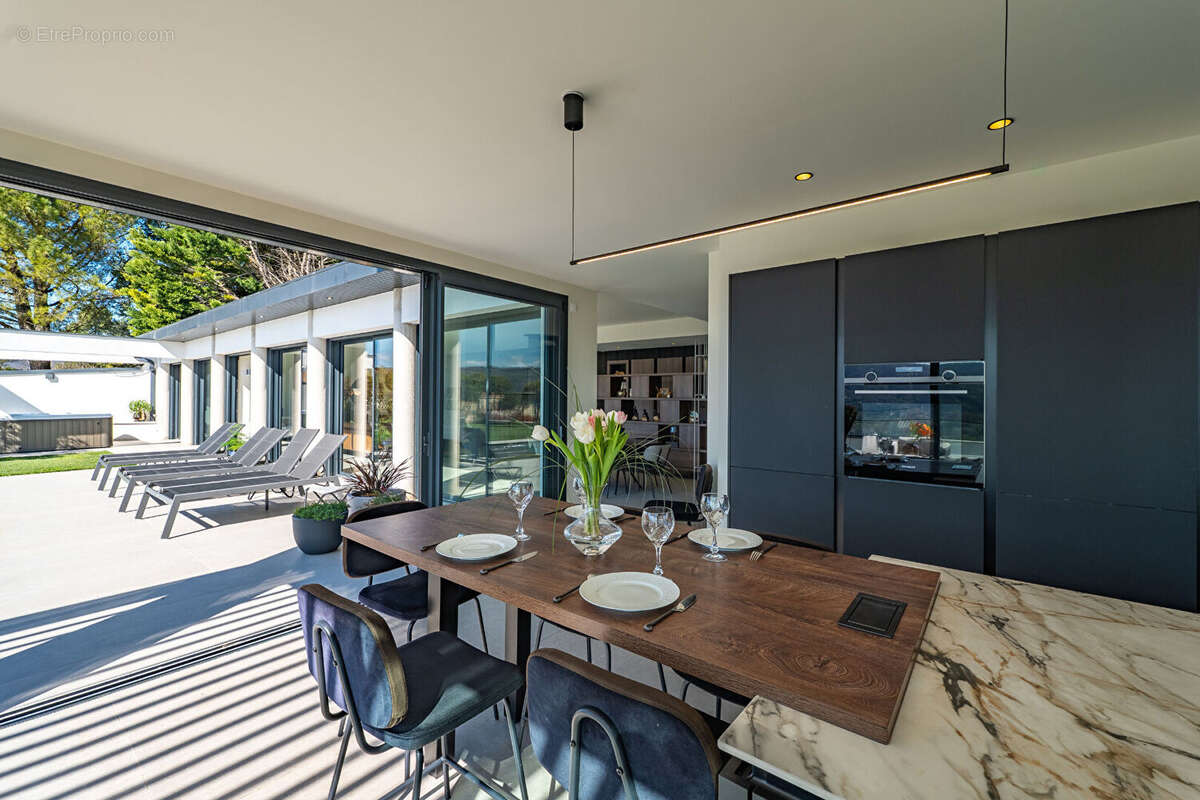 VILLA CONTEMPORAINE  DE  PRESTIGE : 256m² sur  parcelle 913m²  - Panorama exceptionnel sur la Vallée du Rhône - photo 6